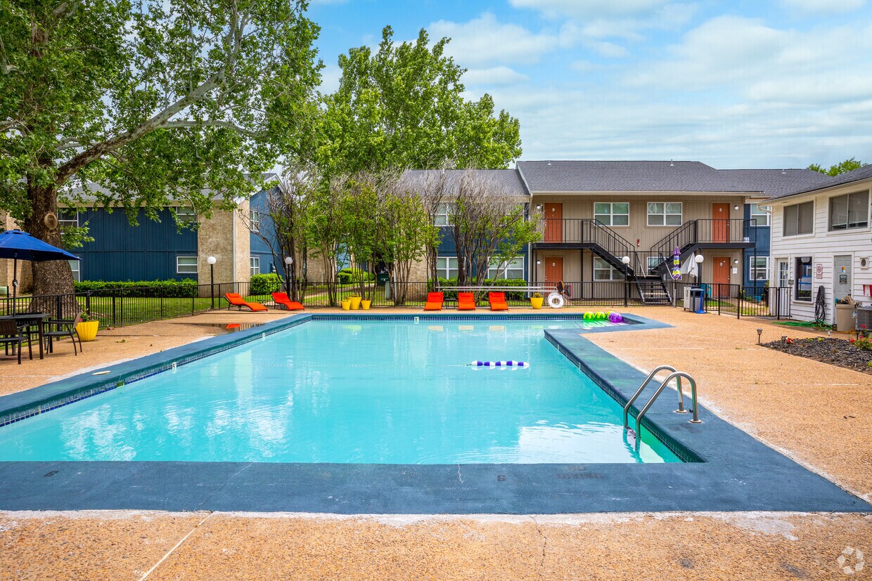 Charleston Apartments 2073 W Lindsey St Norman, OK