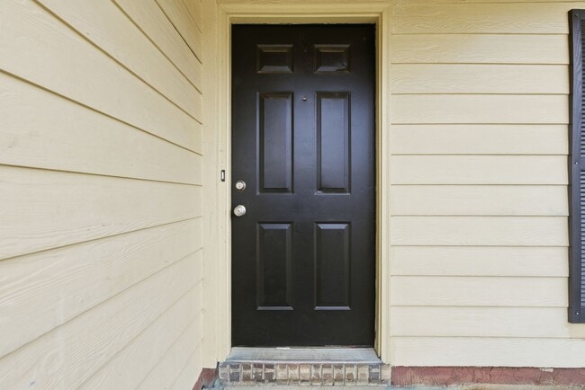 Building Photo - Updated 3BR / 2BA Home – Granite Counters & LVP