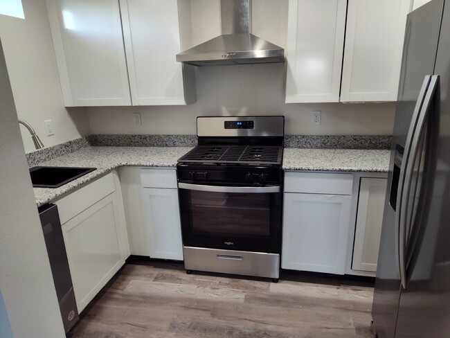 Full kitchen, new appliances,including dishwasher - 3039 SE Dune Ave