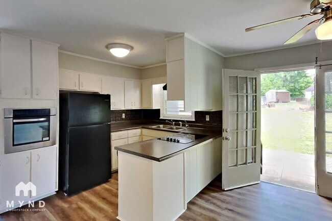 Building Photo - 877 Twin Lake Dr NE