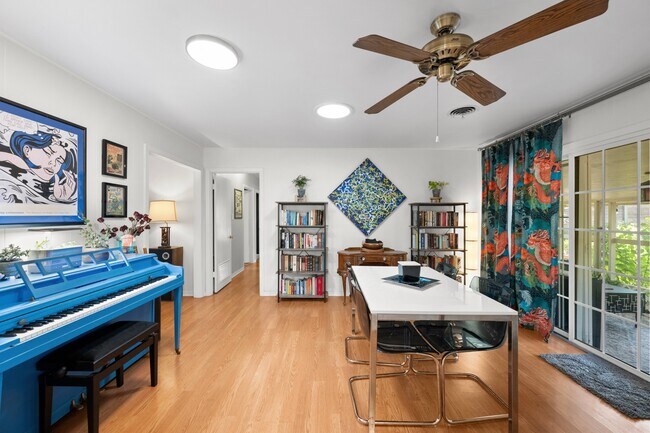 Foto del edificio - 2702 Little John Ln