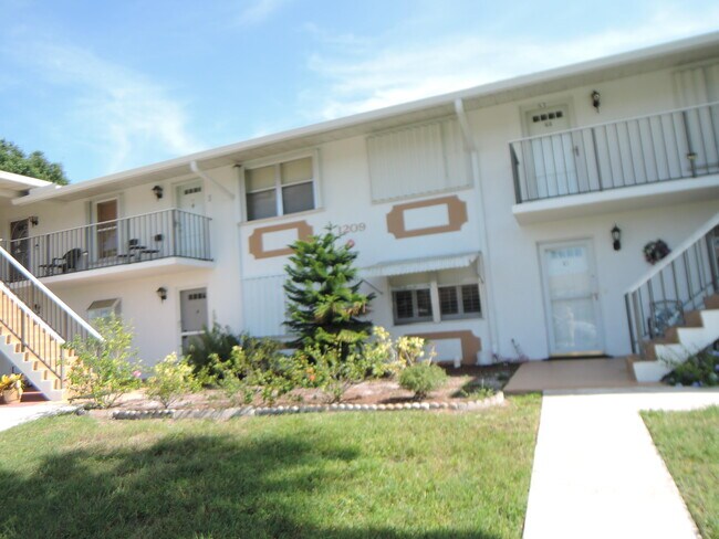 Building Photo - 1209 S Lakes End Dr