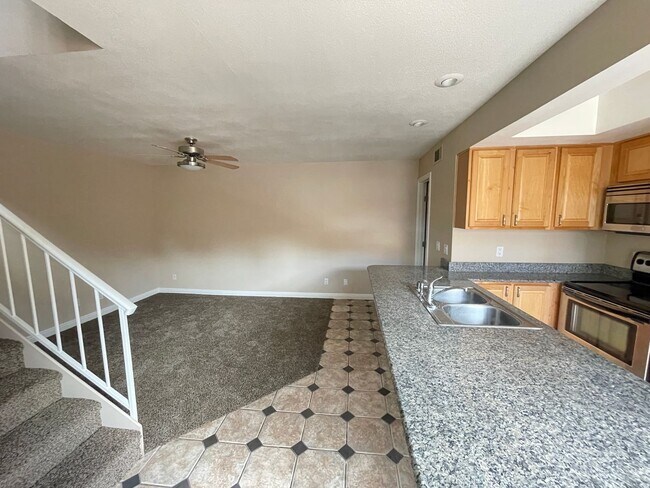 Foto del edificio - 240 Shadybrook Ln