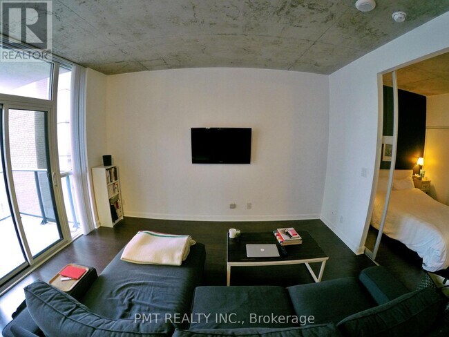 Photo du bâtiment - 478-478 King St W