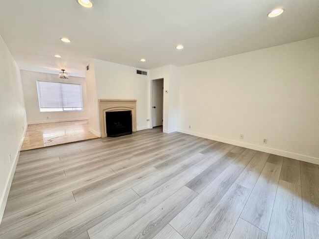 Building Photo - Beautifully remodeled townhouse