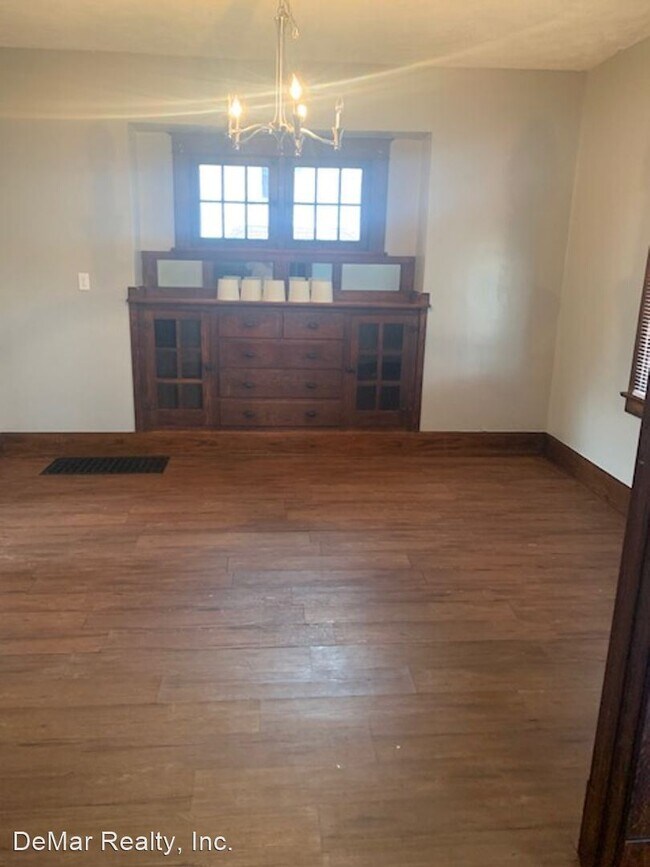 Building Photo - 3 br, 1 bath House - 219 E. Lucius