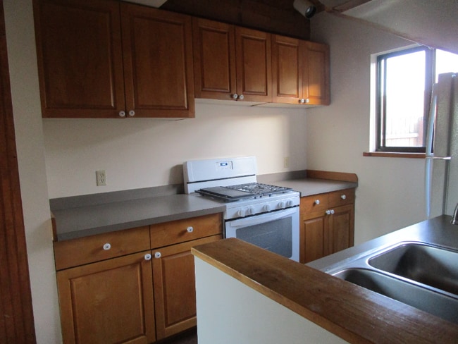 Building Photo - 1610 Camino La Canada