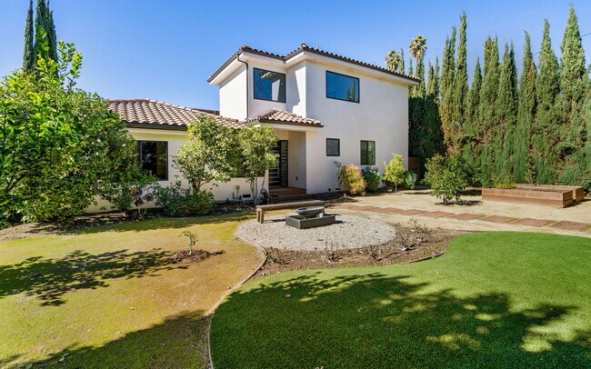 Building Photo - 5541 Matilija Ave