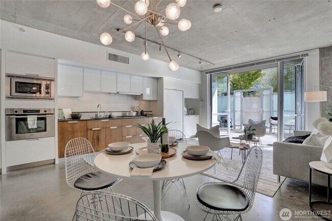 Foto del edificio - Unique 1 bed/1bath, 200 sqft patio, 2 parking spaces, high end finishes.