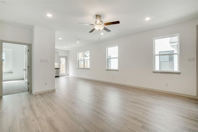 Building Photo - Luxury living in this stunning 4 bedroom, 3 bath home