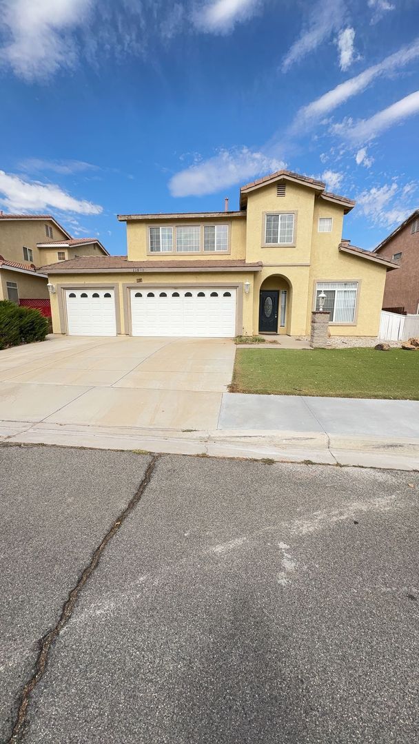 Foto del edificio - LARGE HOME WITH POOL! LOCATED CLOSE TO HWY...