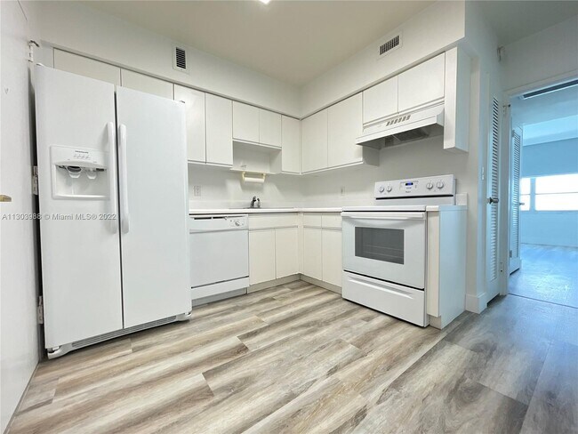 Building Photo - 5700 Collins Ave