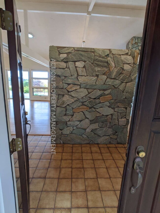 Building Photo - 3 bed 3 bath on 4.8 acres w/ beautiful water view