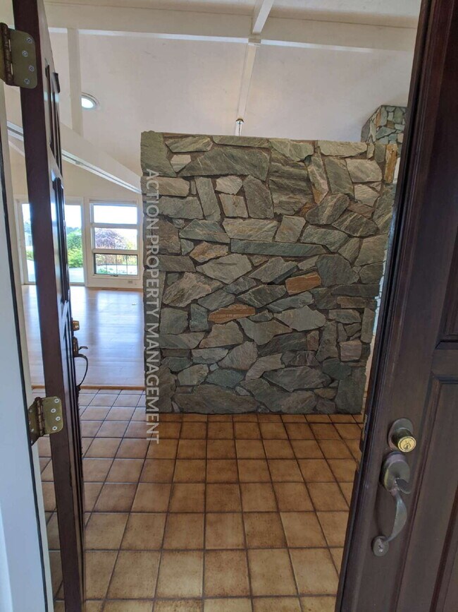 Foto del edificio - 3 bed 3 bath on 4.8 acres w/ beautiful water view