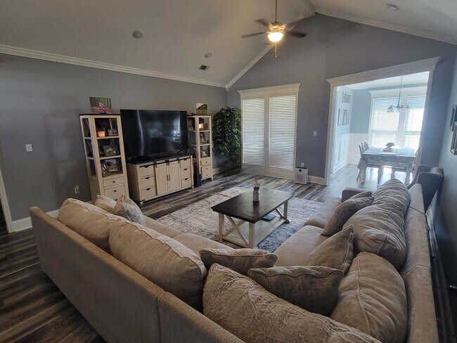 Foto del edificio - Modern 4BR Home with Screened Porch, Granite Kitchen & Fenced Backyard