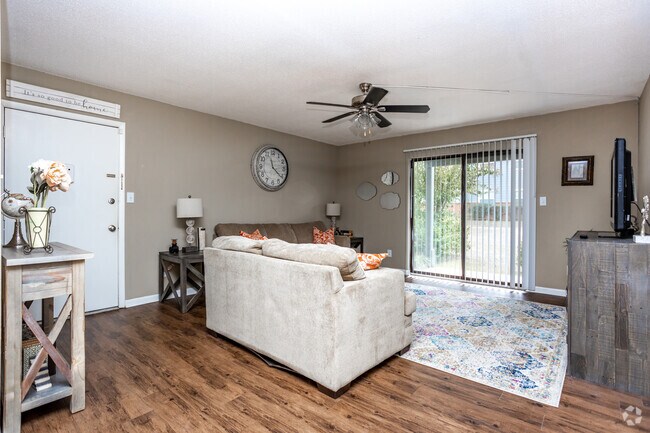 2HAB, 1.5BA - 929 ft² - Fieldcrest