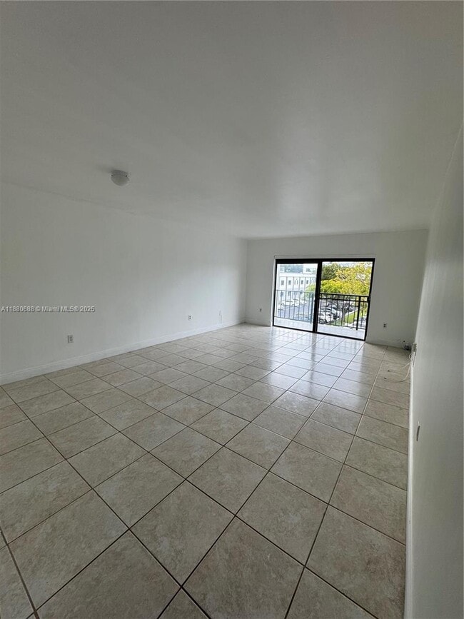Building Photo - 10431 N Kendall Dr