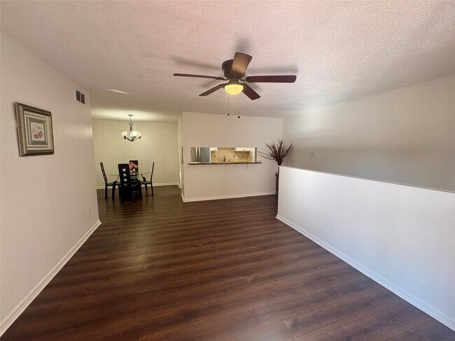 Foto del edificio - 2744 Briarhurst Dr