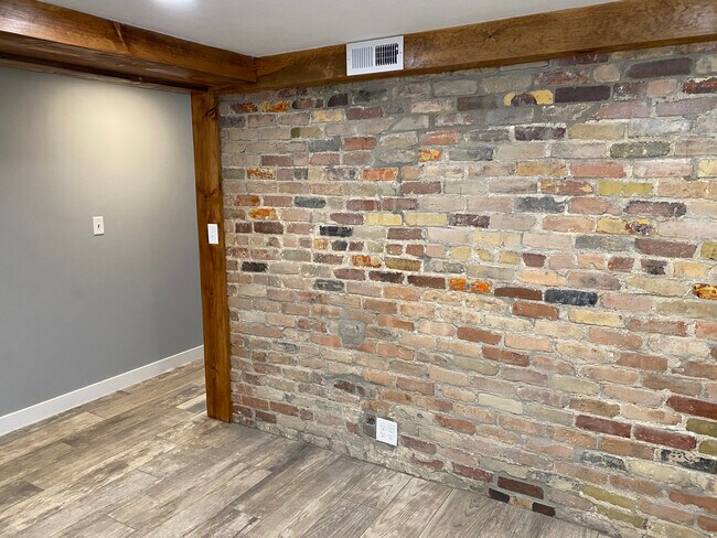 Kitchen - 528 E Elm Ave