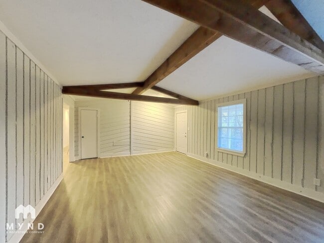 Foto del edificio - 588 Henderson Rd