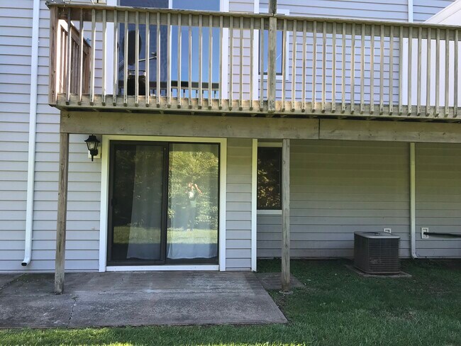 Parte trasera del condominio - 428 Thoreau Rd