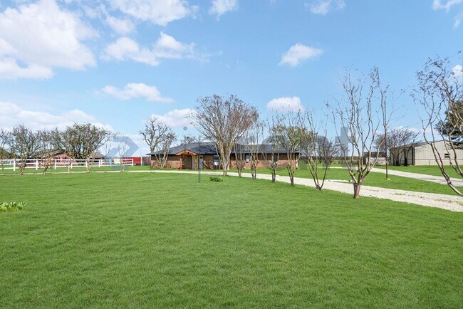 Building Photo - 2404 TX-289