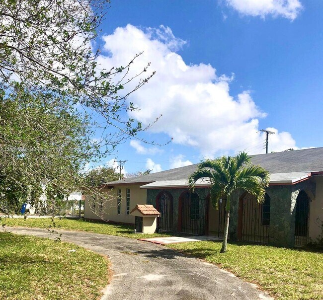 Building Photo - 4900 SW 36th Ct