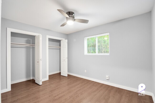 Building Photo - 902 Romeria Dr