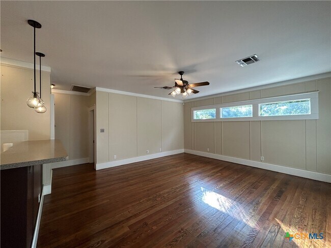 Building Photo - 709 W Coll St