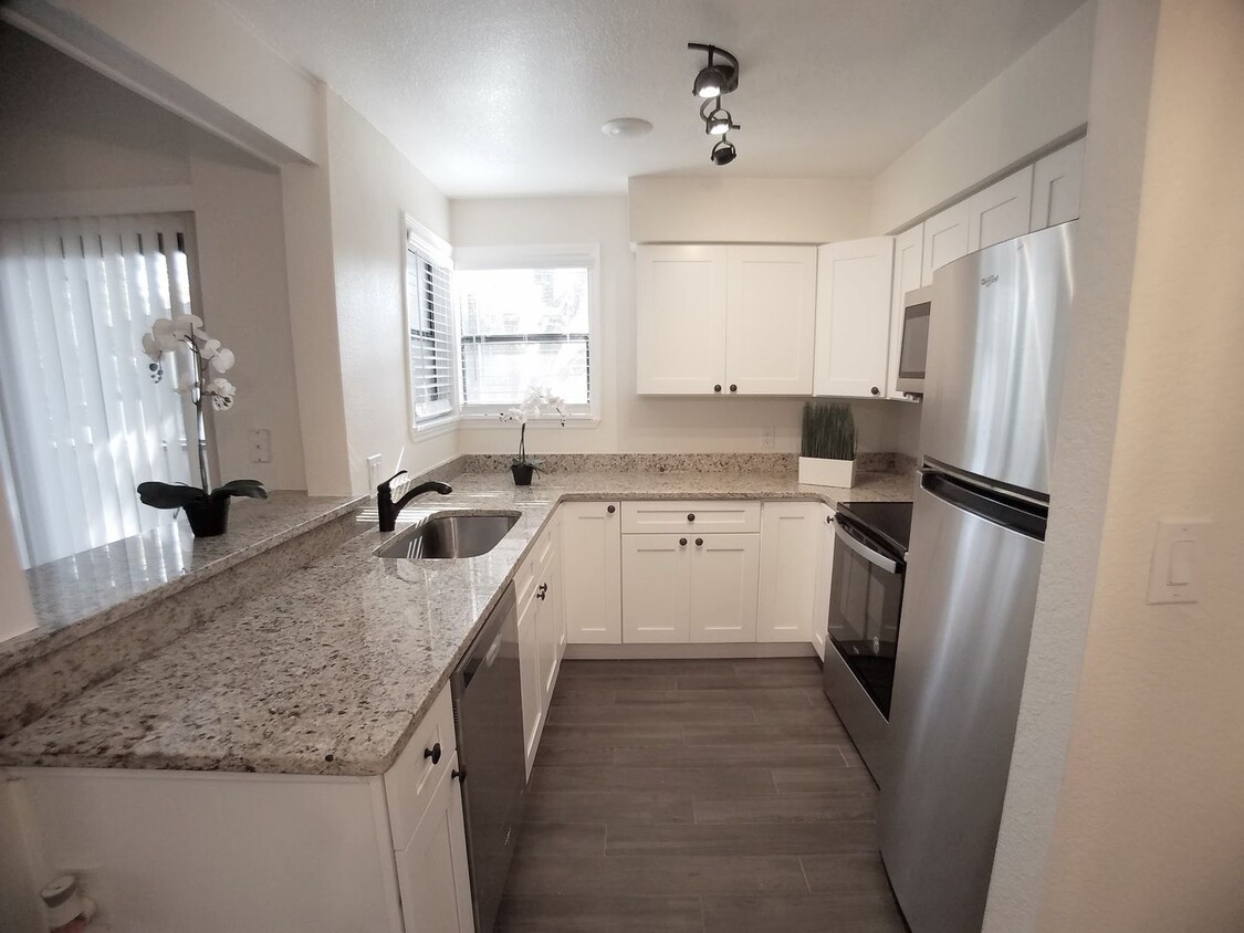 Primary Photo - Amazing Fully Remodeled 2/2 Condo x Rent i...