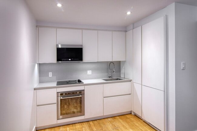 Building Photo - 3195 Av. Van Horne