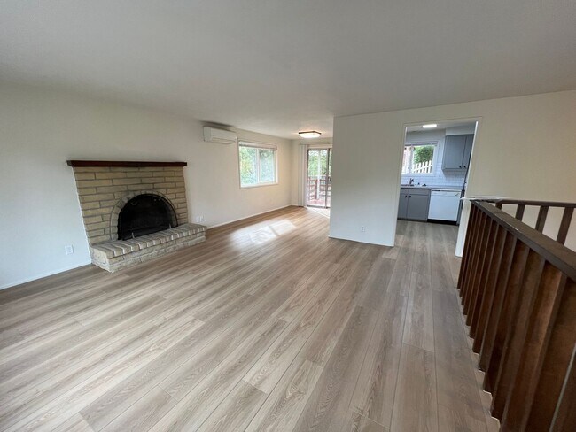 Building Photo - Charming 2 Bedroom/ 1 Bath Duplex Unit- Av...
