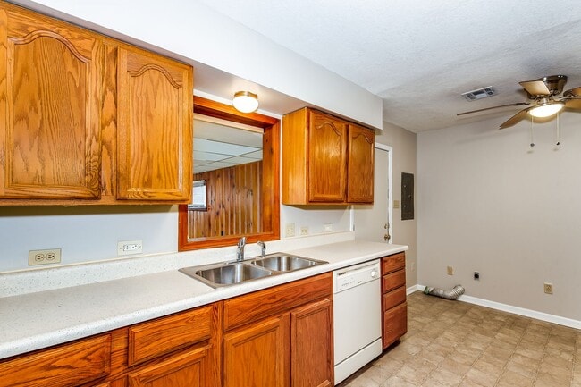 Building Photo - Large 2 Bedroom Home with Den!