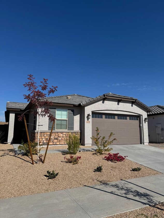 Primary Photo - LIKE NEW HOME IN PHOENIX