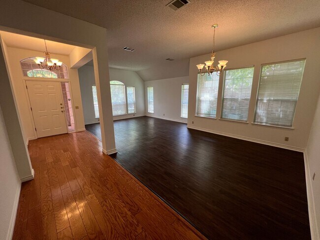 Foto del edificio - Spacious Canyon Creek 3 bed 2 bath Home