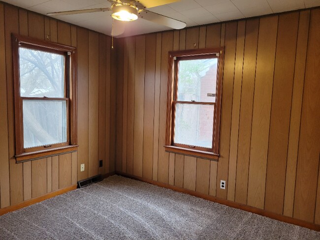 Building Photo - 811 N Chautauqua St