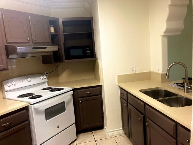 Building Photo - 601 St James Dr