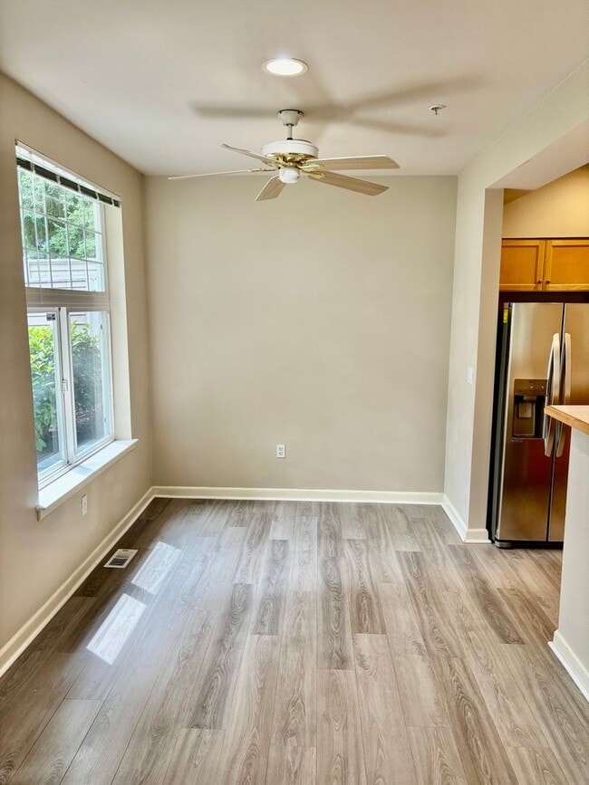 Building Photo - 2 Bed / 2 Bath Bellevue Condo $2,595/mo