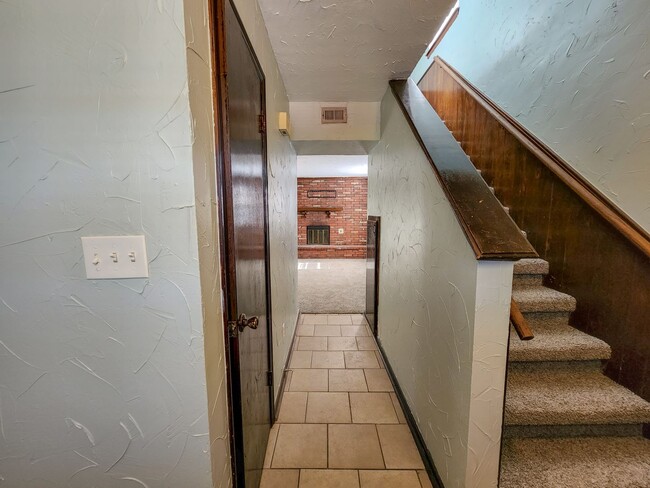 Foto del edificio - 3 bed Brick Townhome in Shawnee