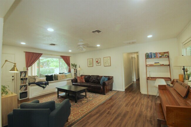 Foto del edificio - 1803 Oaklawn St