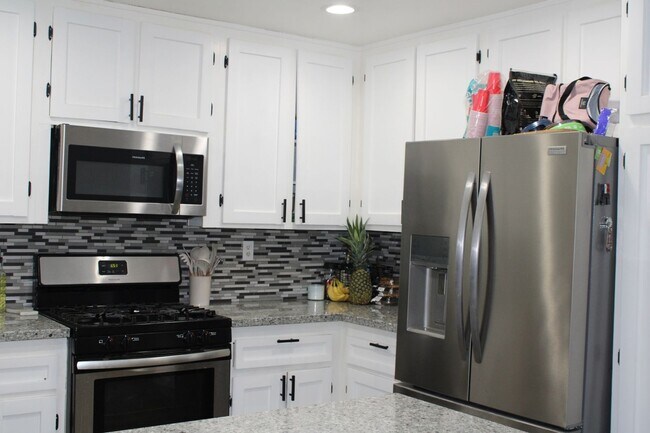 Foto del edificio - Charming 3BR House in Colton