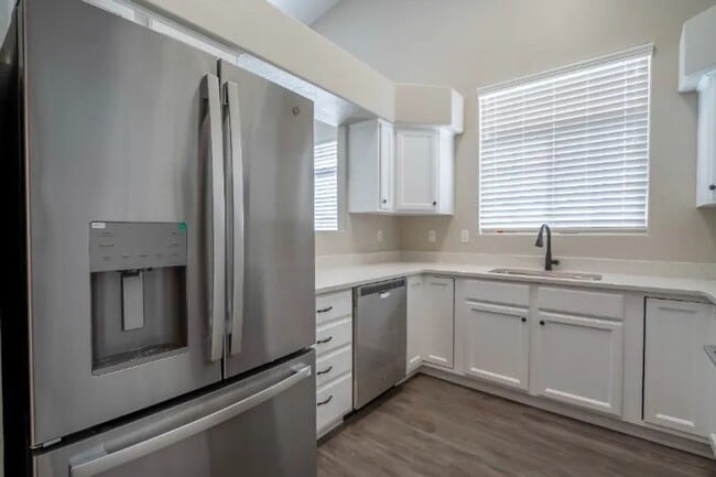 Building Photo - Cozy 3 Bedroom Home. Dog Friendly!