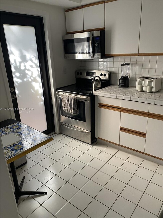 Foto del edificio - 8950 Collins Ave