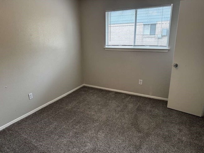 Foto del edificio - 327 Oakdale Dr