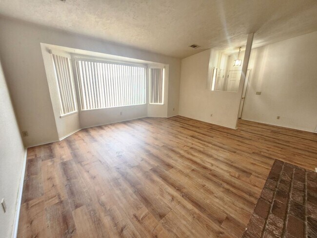 Building Photo - Beautiful 3 Bedroom 2 Bath Home