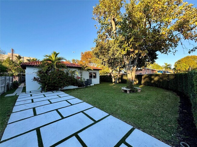 Building Photo - 2286 SW 21st Ave