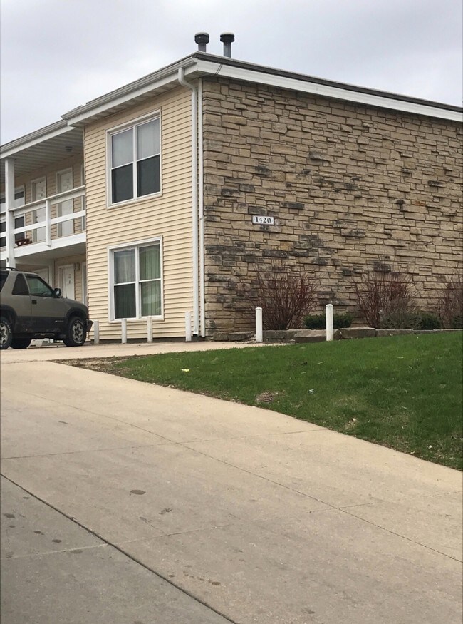 1422 Oakland Rd NE Unit 11, Cedar Rapids, IA 52402 Apartment for Rent in Cedar Rapids, IA
