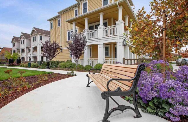 Building Photo - 1929 Mulberry St. - 3 bedroom | 3 bath | L...