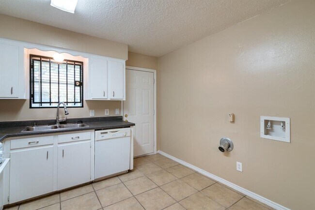 Foto del edificio - 1104 W Tri Oaks Ln