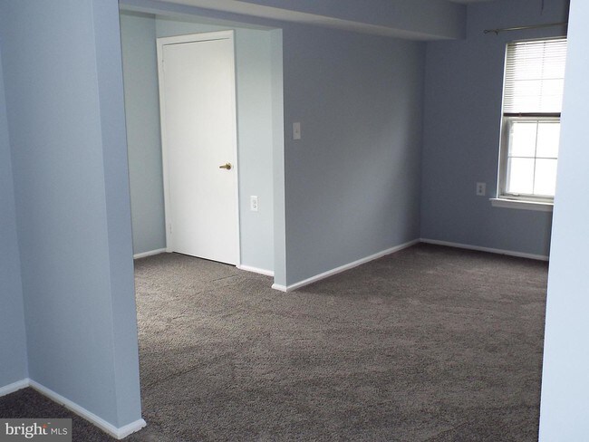 Building Photo - 84 Center Ln